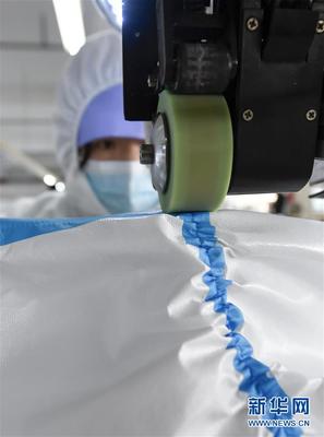 寧夏銀川:服飾企業(yè)復工轉產趕制民用隔離服